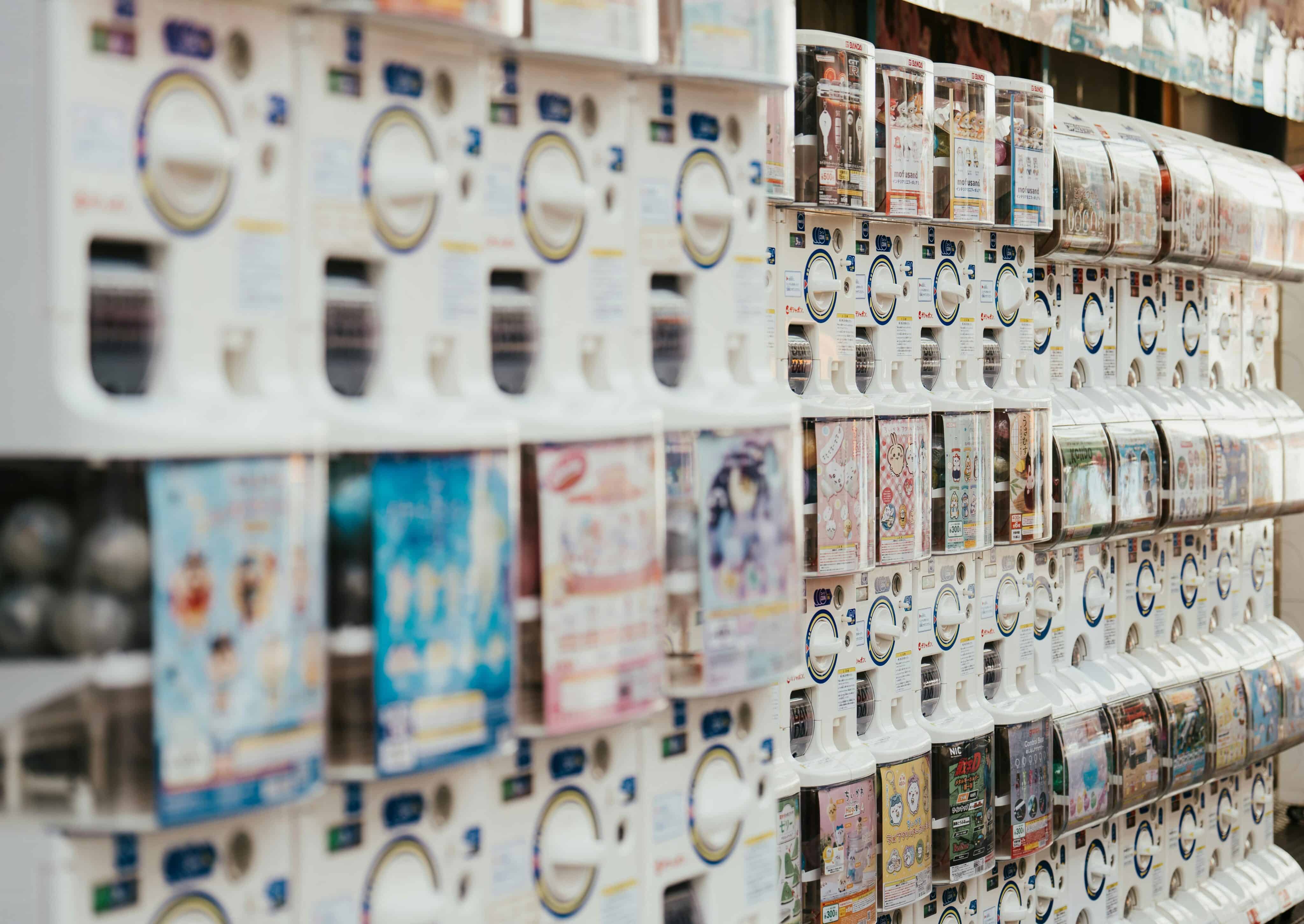 Máquinas de gashapons, com colecionáveis surpresa a cada jogada