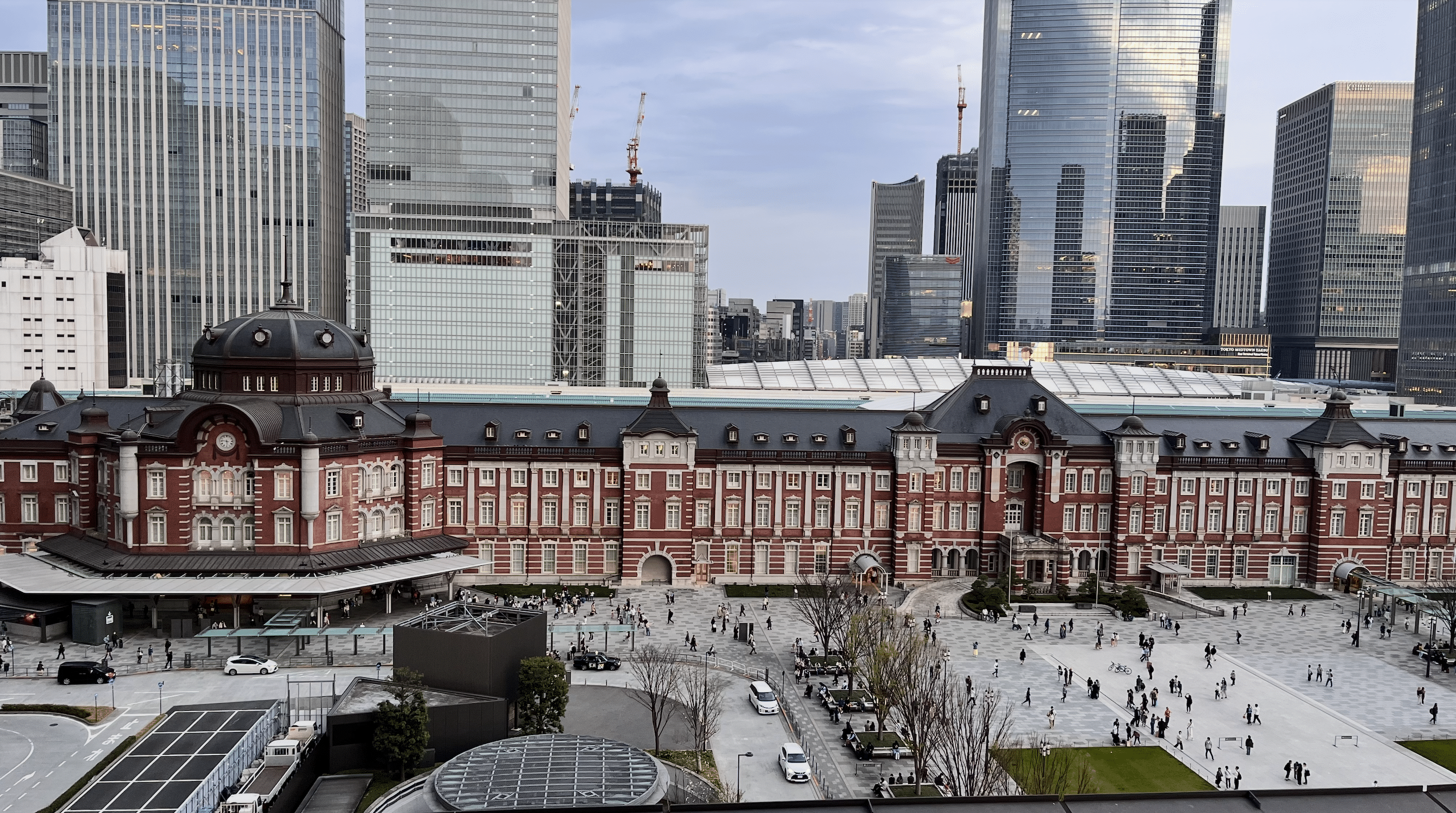 O lado Marunouchi da Estação de Tóquio, com sua arquitetura tradicional.