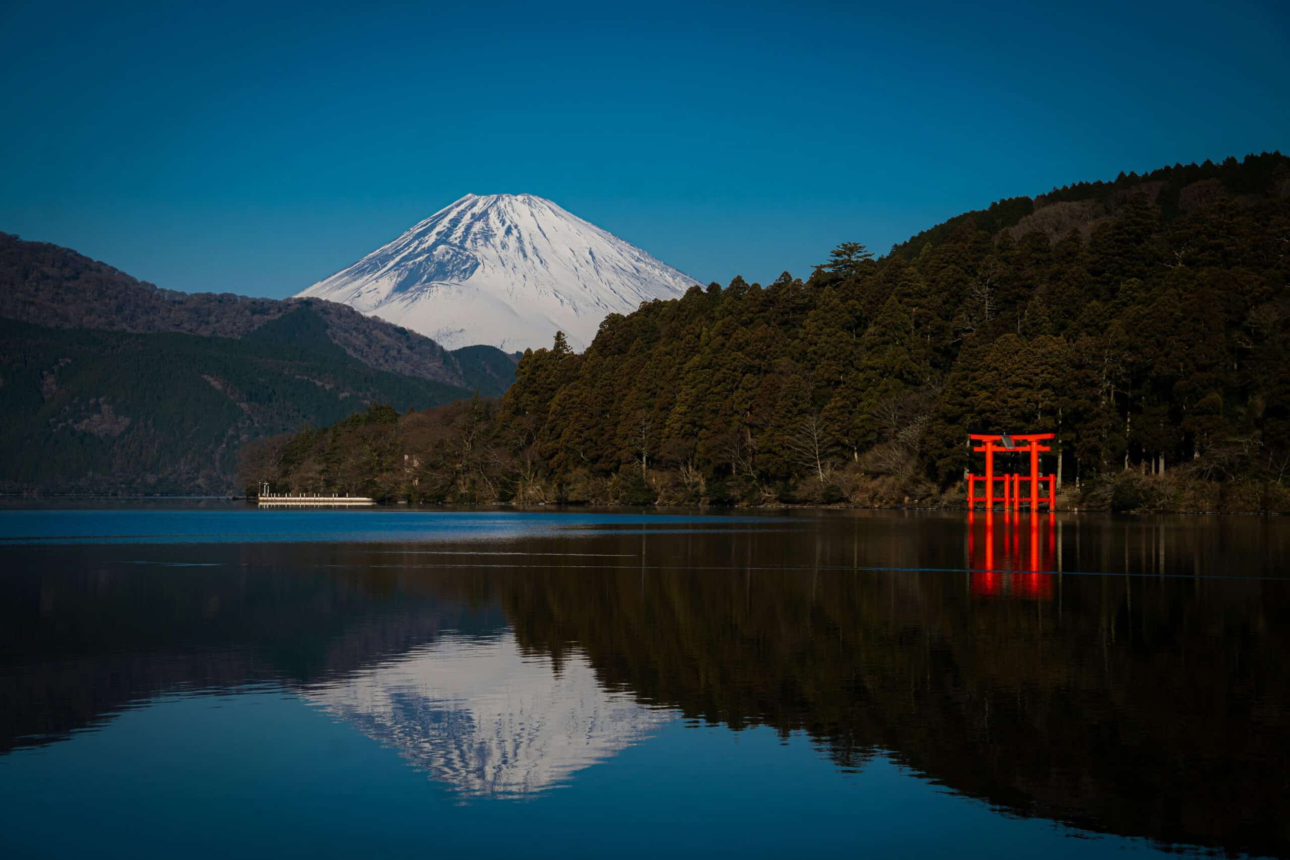 Vista do Monte Fuji em Hakone, a beira de um lago